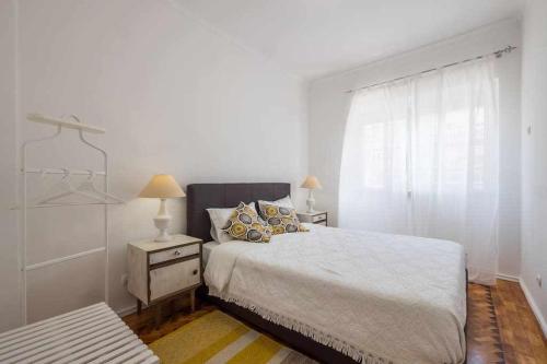 奥迪韦拉什Apart Lisboa confortavel 2 quartos com terraço的白色的卧室设有床和窗户