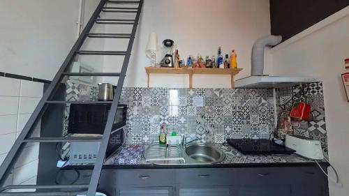丰沙尔Funchal 19的一个带水槽上梯子的小厨房