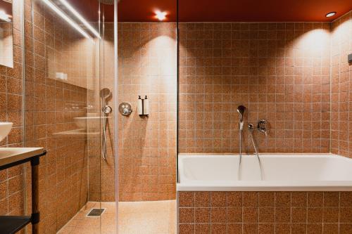 阿姆斯特丹Hotel van de Vijsel的带淋浴和浴缸的浴室