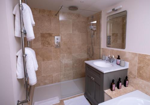 KensaleyreIsle of Skye luxury cottage near Portree的带浴缸、水槽和淋浴的浴室