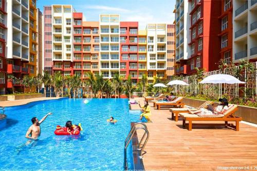 达波林Quiet & Cozy Resort Style Fully Furnished 1-BHK Apartment的一群人在度假村的游泳池里