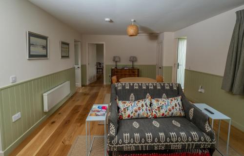 KensaleyreIsle of Skye luxury cottage near Portree的客厅配有沙发和1张床