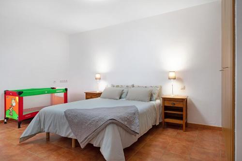 法马拉Casa Famara的一间卧室配有一张床和一张台球桌