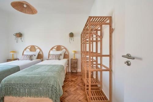 里斯本Beato Tagus River View的客房设有两张床和木梯。