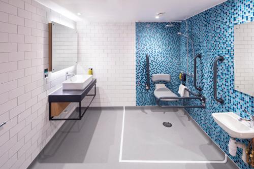 伊斯特雷格假日南安普敦伊斯特利酒店的浴室设有2个水槽和蓝色瓷砖