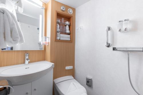 特罗姆瑟Quest的浴室配有白色水槽和卫生间。