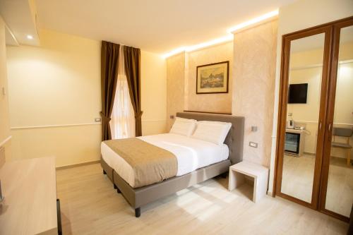 罗马Hotel Maximus的一间卧室配有一张床和镜子