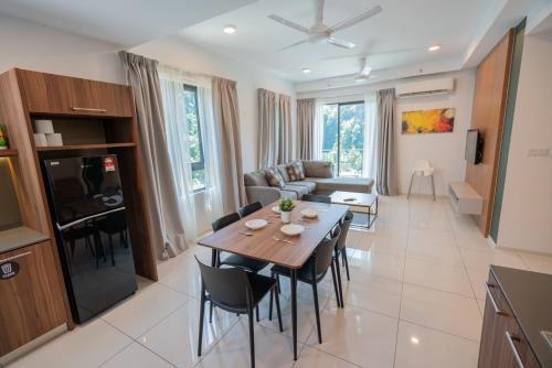 淡文Ipoh Tambun Sunway Onsen Suite 3R2B Maya的厨房以及带桌椅的起居室。
