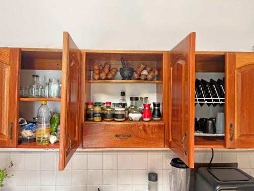 杰里科Hostal El fin del afán的厨房配有装满食物的木柜