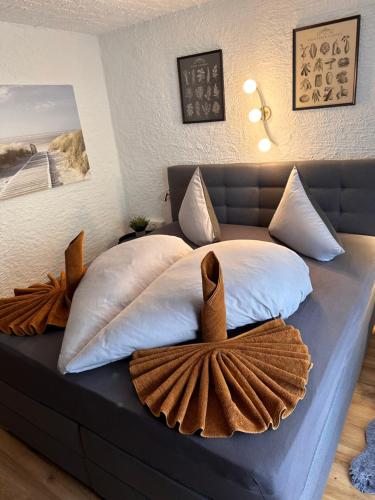 洛伊塔施Weidach Zentrum的一张带两个白色枕头的床