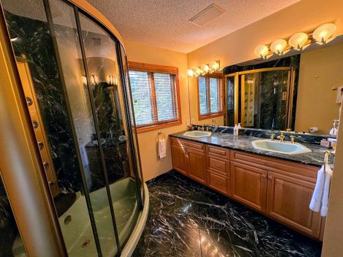 布雷顿森林CR16 Ski-in/Out luxury home mountain views Bretton Woods的一间带两个盥洗盆和淋浴的浴室