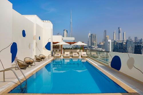 迪拜The First Collection Waterfront的一座城市天际线建筑屋顶上的游泳池