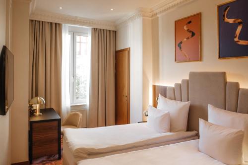 伊万诺-弗兰科夫斯克Nadiya Palace的酒店客房设有两张床和窗户。