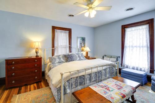 布里斯托尔Historic Bristol Getaway on 160-Acre Working Farm!的一间卧室配有一张床和吊扇