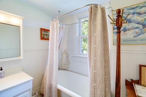 布里斯托尔Historic Bristol Getaway on 160-Acre Working Farm!的浴室配有淋浴帘和浴缸。