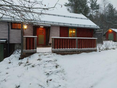 马隆Vargheden Bed & Breakfast的雪中带红门的房子