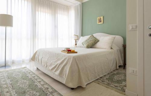 佩萨罗Casa Lazzarini luxury apartment的卧室配有一张白色的床和一张桌子