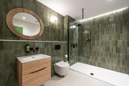 贝尔法斯特艾文霍酒店的一间带卫生间、水槽和镜子的浴室