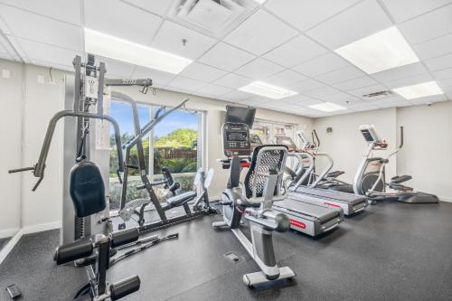 德斯坦Luau at Sandestin Tower I & II的健身房设有心肺功能训练器材和窗户