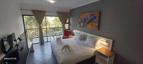 圣卢西亚大象湖酒店的一间卧室设有一张大床和一个窗户。