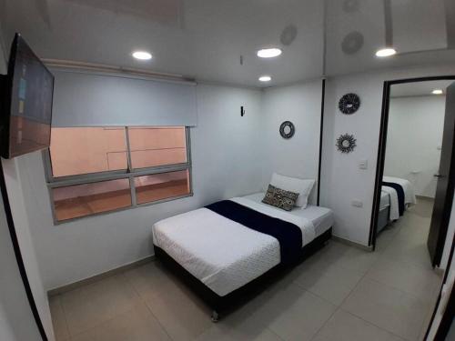 波哥大Apartamento Grupal, Chapinero的一间小卧室,配有床和窗户