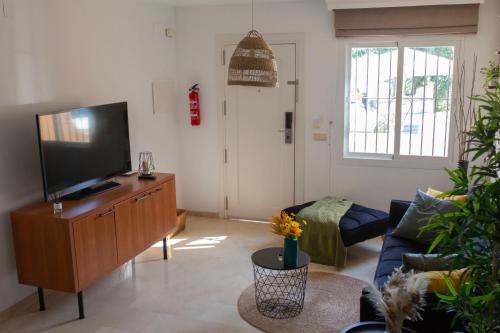 福恩吉罗拉Marina del Sol apartment by Wyndham的客厅配有平面电视和沙发。