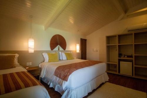 莫罗圣保罗波萨达明哈卢卡派尚酒店的一间酒店客房,房间内设有两张床