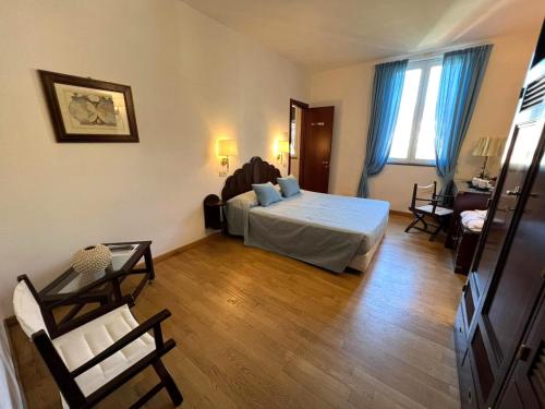 德瓦玛丽娜克蕾丽雅酒店的一间卧室设有一张床和一间客厅。