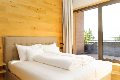 施勒肯Heimat 1495m Appartement TYP 2的卧室配有白色的床和大窗户