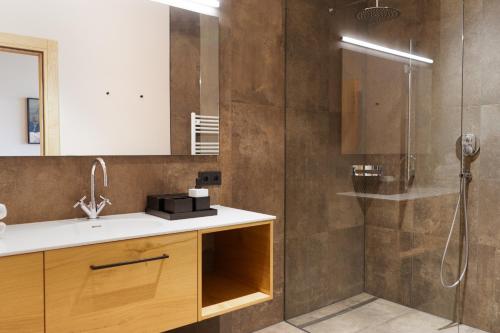 施勒肯Heimat 1495m Appartement TYP 2的一间带水槽和淋浴的浴室