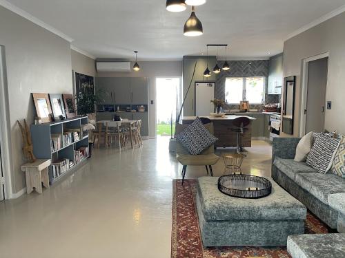爱德华港Villa Songo, Estuary Country Estate, INVERTER & RENOVATED的客厅配有沙发、椅子和桌子