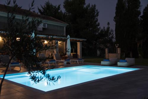 斯达林The Green House Villa (with private pool) Corfu的夜间在院子里的游泳池