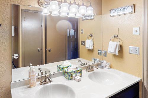 格兰比Silver Creek - Door 418的一间带水槽和大镜子的浴室