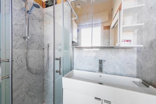博洛尼亚GetTheKey Attico delle Torri的浴室配有白色水槽和淋浴。