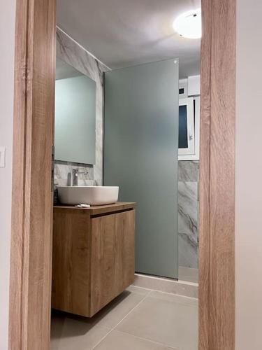米蒂利尼Minimal Cozy Apartment的一间带水槽和镜子的浴室