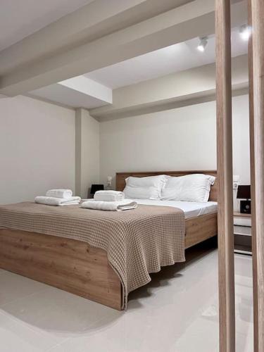 米蒂利尼Minimal Cozy Apartment的卧室配有带白色枕头的大床