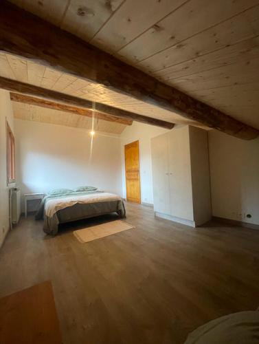 LevassaixAppartement Chalet Petzu - 6 Pers - Parking - Ski au pied的一间大房间,中间设有一张床