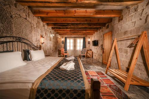 格雷梅Caverna Hotel Premium Caves的一间卧室,卧室内配有一张大床