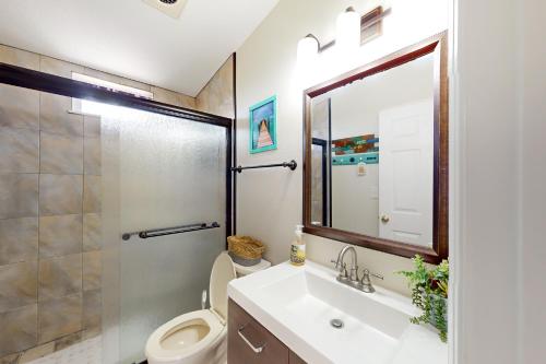 Summerland KeyAmada Grenada的一间带水槽、卫生间和镜子的浴室