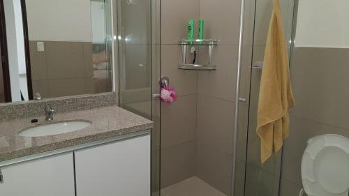 圣克鲁斯Habitación dentro de una casa en un condominio tipo Resort的带淋浴、水槽和镜子的浴室