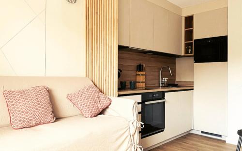 阿雷特FLOR de MONTANHAS - 4PERS - Appart vacances的带沙发的客厅和厨房