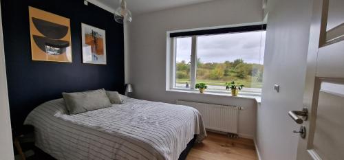 哥本哈根Modern, fully equipped flat的一间卧室设有一张床和一个窗口