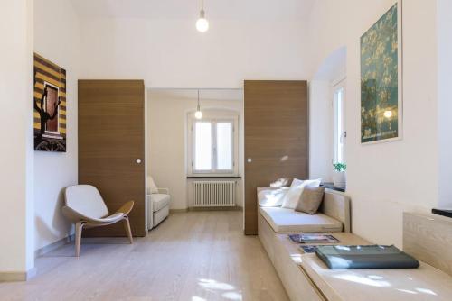 波托菲诺Portofino Dream Flexyrent NO air conditioning的客厅配有沙发和椅子