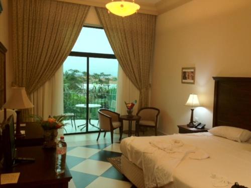 黑角大西洋宫殿酒店的酒店客房设有一张床和一个大窗户