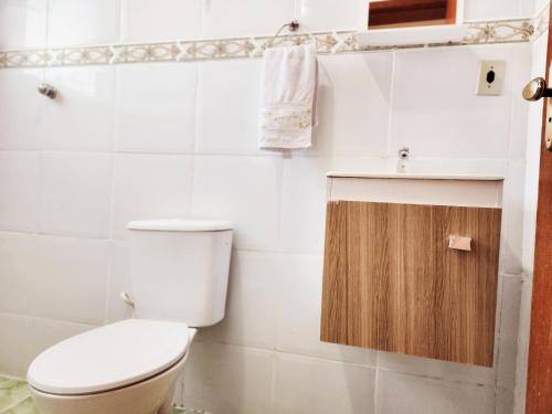 圣若昂-德雷PousaDinháChica Hospedagem perto de Tiradentes Minas的白色的浴室设有卫生间和水槽。