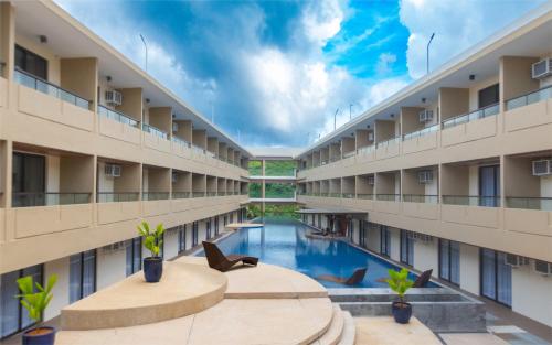 长滩岛Canyon Hotels & Resorts Boracay的享有带游泳池的公寓大楼的内部景致