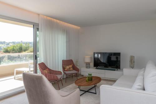 卡拉德米哈斯Luxury & Comfort breathtaking views - La Cala Golf的客厅配有白色的沙发和椅子
