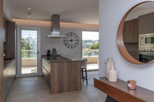 卡拉德米哈斯Luxury & Comfort breathtaking views - La Cala Golf的厨房配有大镜子和台面