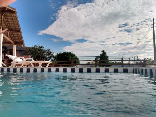 格拉瓦塔Casa 04 do Condomínio Privê Portal das Flores的阴天下度假村的游泳池