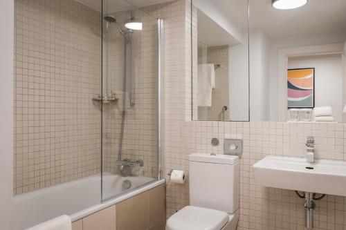 伦敦君主之家 - 服务式公寓 - 肯辛顿的浴室配有卫生间、盥洗盆和淋浴。
